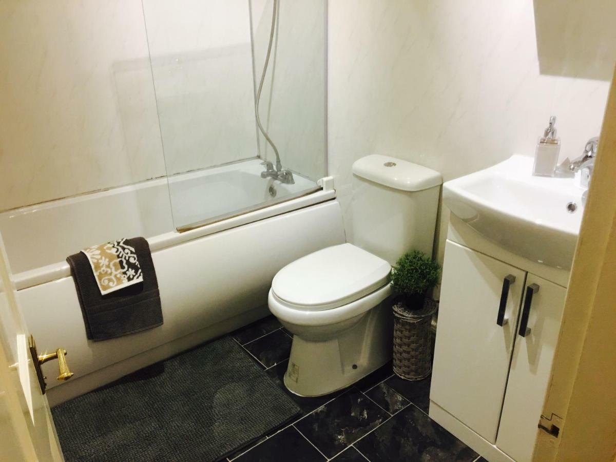 The Ideal House - 24 7 Check In Parking Villa แบรดฟอร์ด ภายนอก รูปภาพ